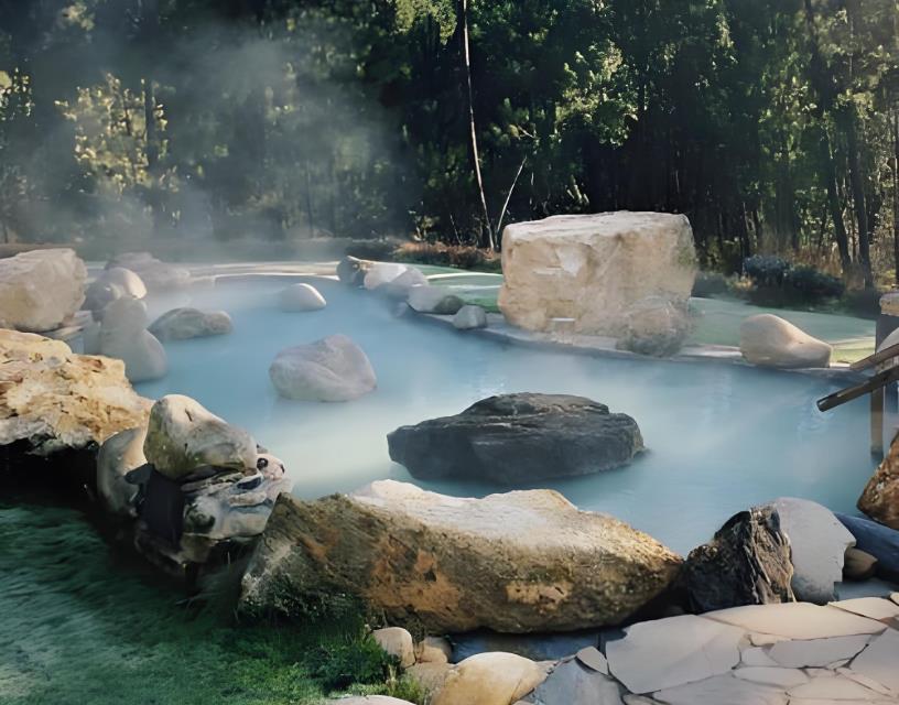 泡温泉、围篝火、踏草原两天一夜方案